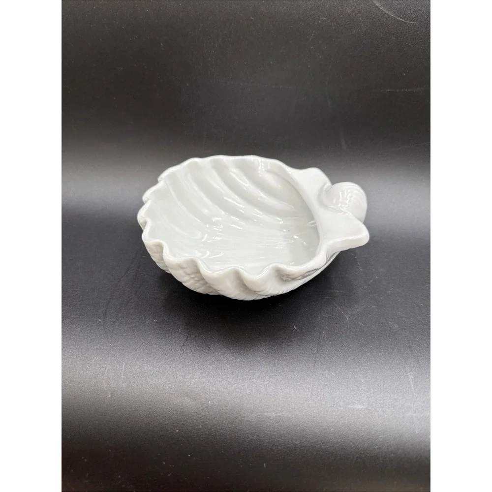 Pottery Barn White Clam Scallop Shell Appetizer / Soap Dish Discontinued EUC